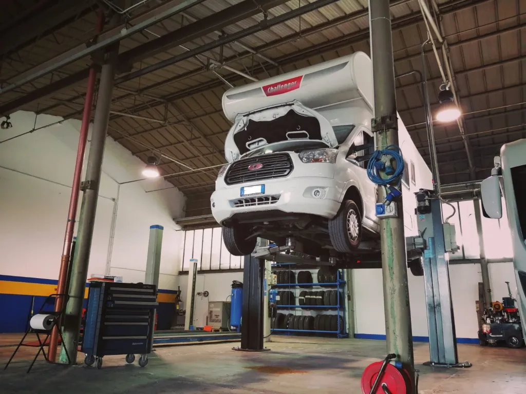 Interno del capannone allarmato con camper in officina