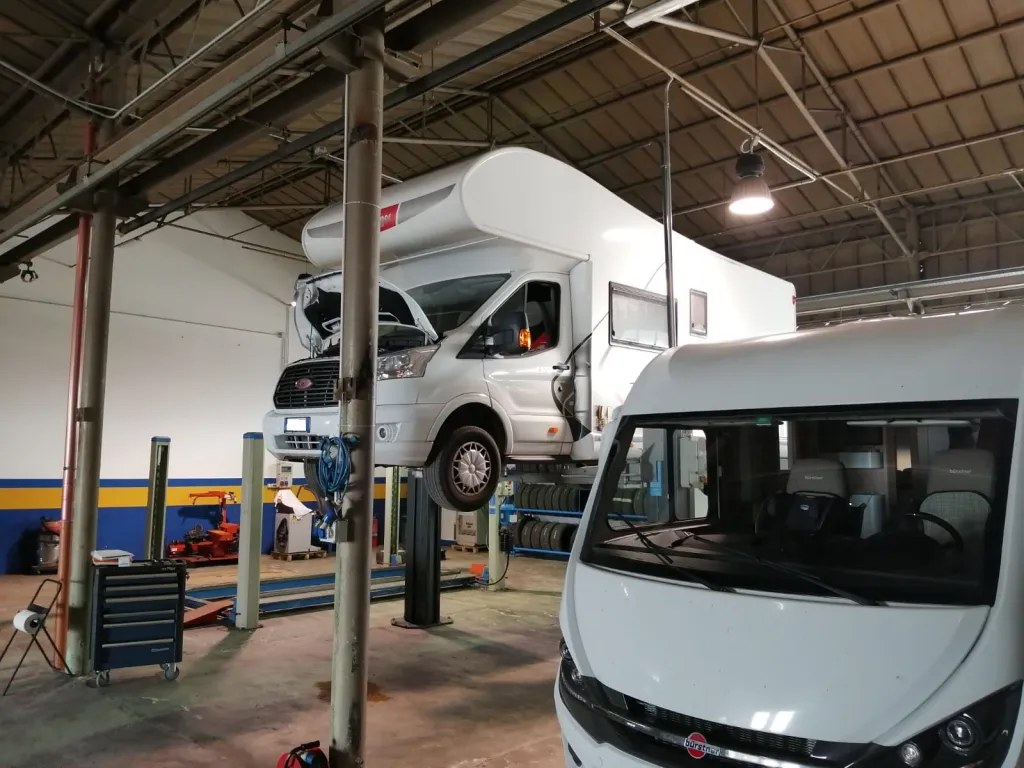 Officina meccanica interna Lozza Automotive con camper su sollevatore