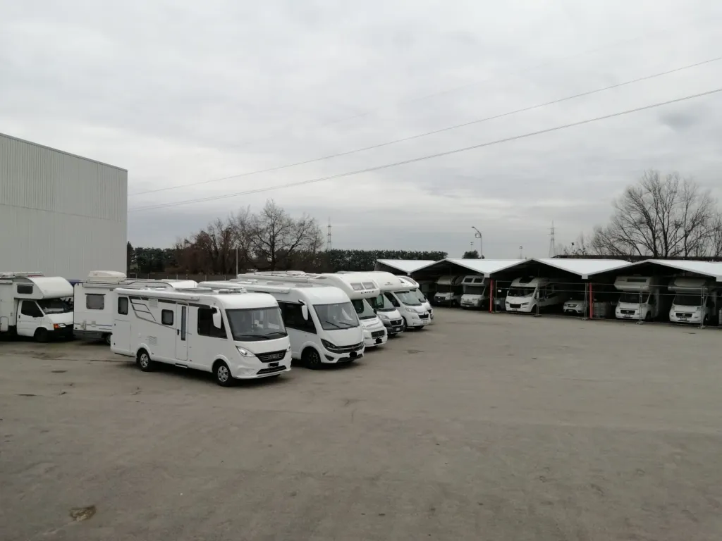 Piazzale scoperto con camper in rimessaggio a Levate